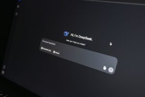 Scopri di più sull'articolo Cuey, l’estensione Chrome che confronta le risposte di ChatGPT, Claude e Gemini