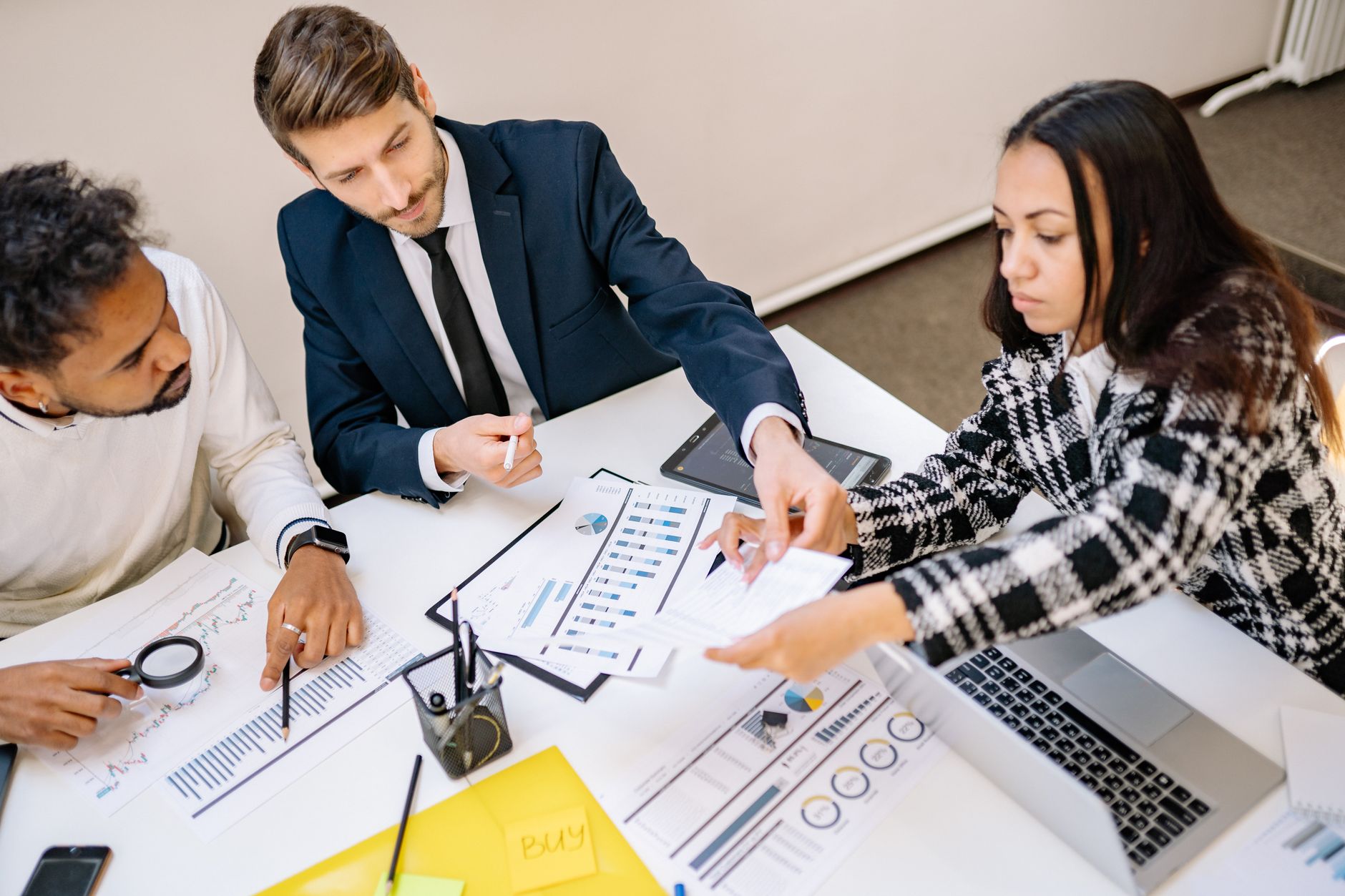 Al momento stai visualizzando Anthropic studia la propria forza lavoro: meno assunzioni junior e più ore affidate agli agenti AI